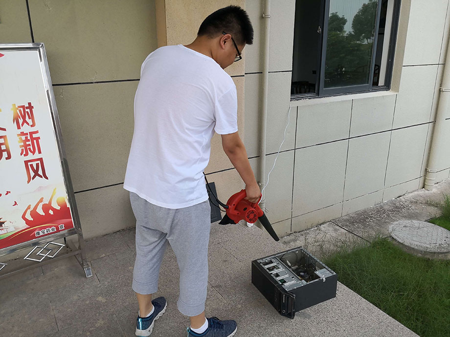 信息部加班加點 夏日為電腦降溫